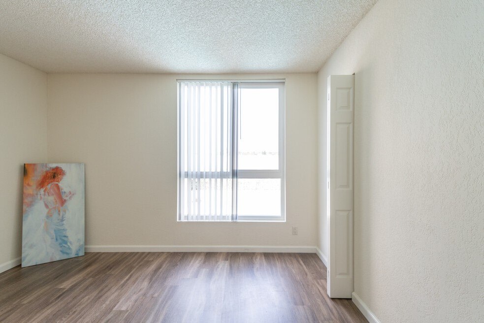 Clarington Apartments Image 21