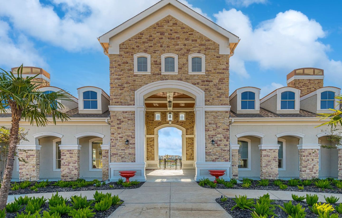 Lakeside Pointe Apartments & Townhomes Image 2