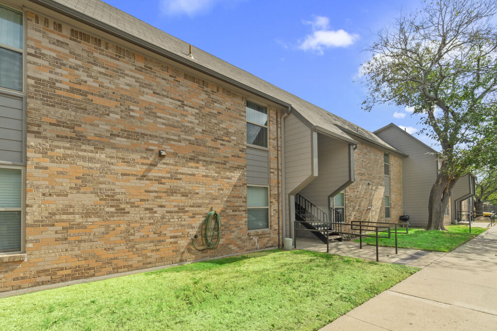 Cleburne Plaza Image 11