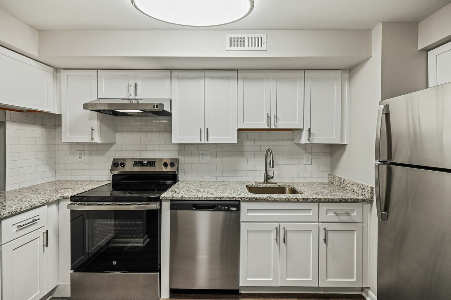 Beacon Pointe Apartments & Townhomes Image 13