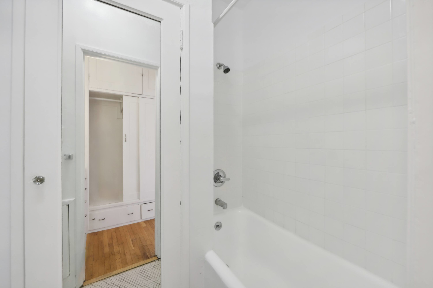 899 Green Street Image 17