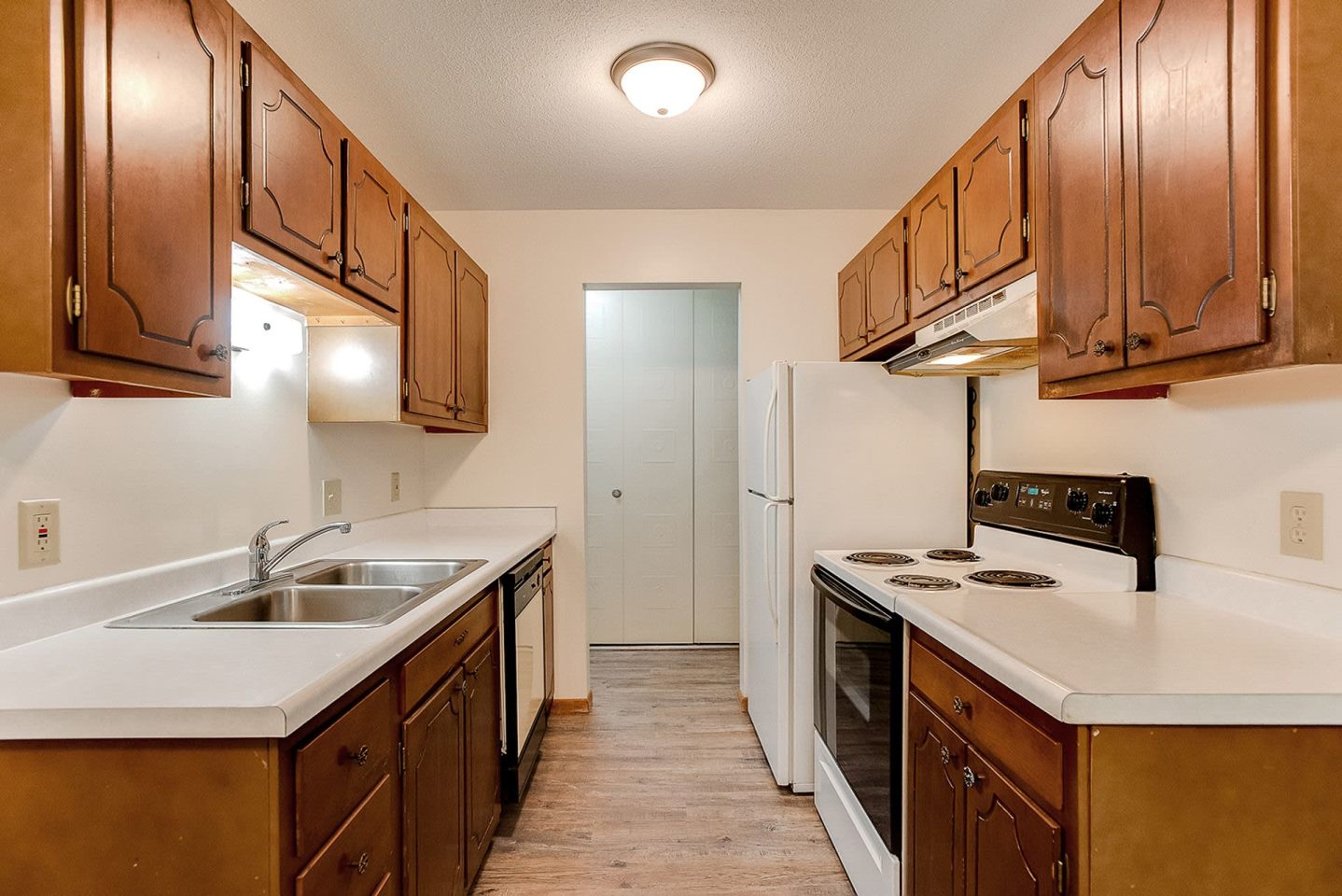 Cambridge Court Apartments Image 4
