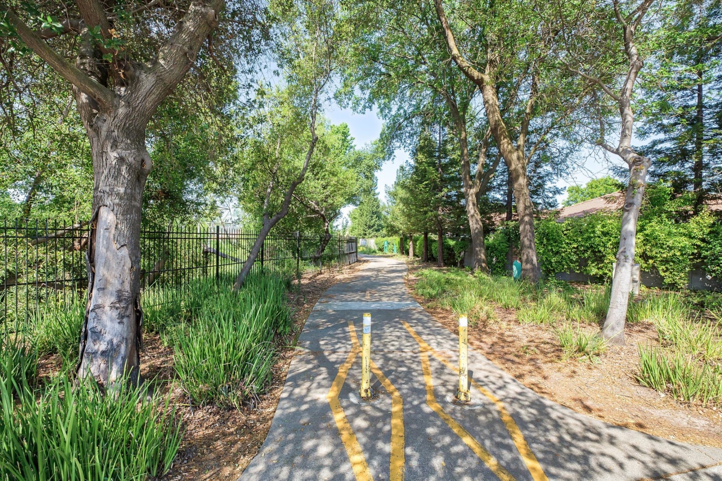 Foothills Tennis Village Apartments Image 13