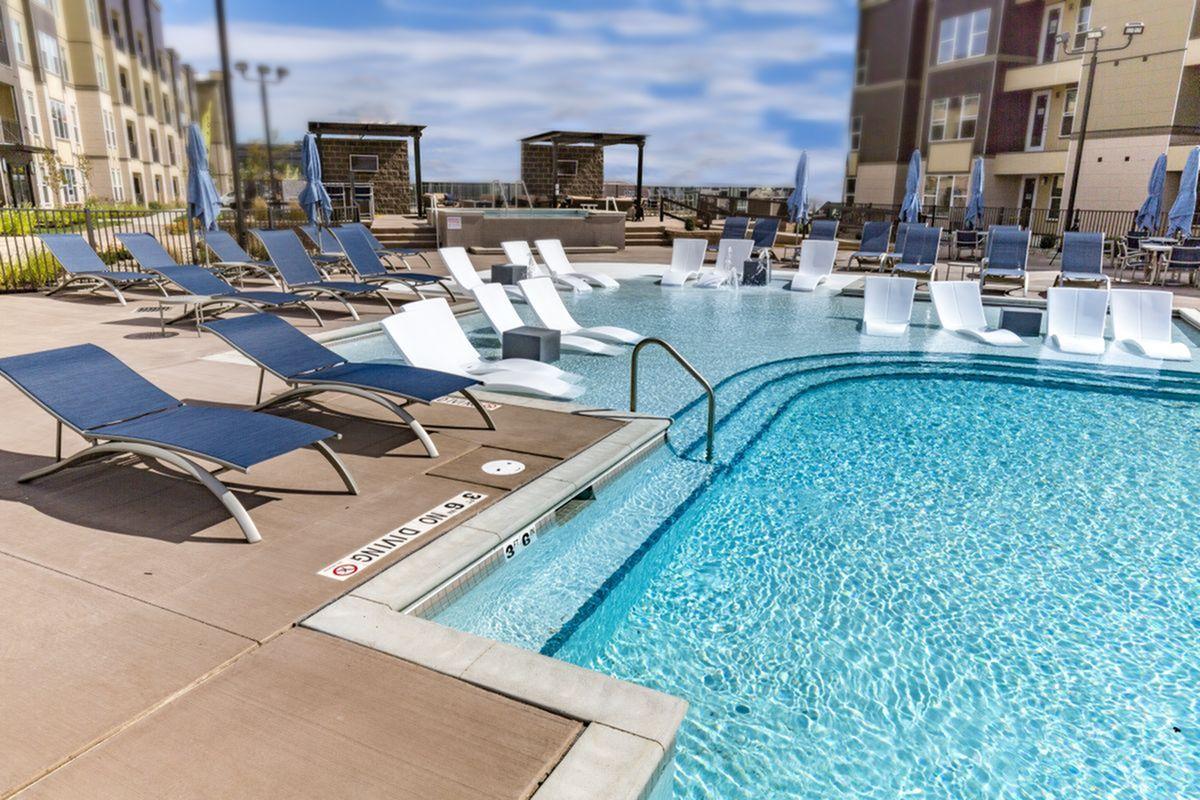 Alinea Town and Country Image 3