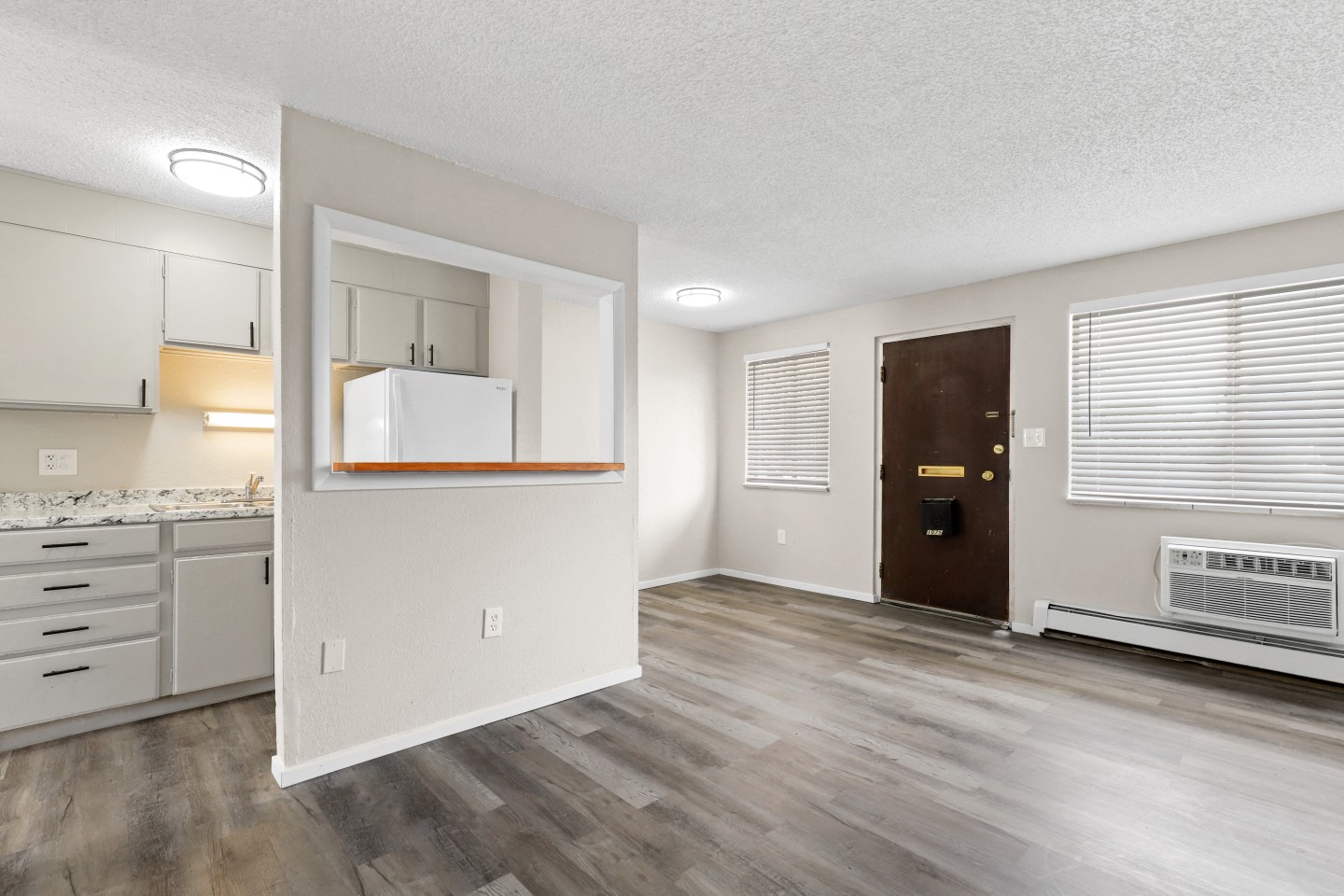 Royal Chateau Apartments Image 5