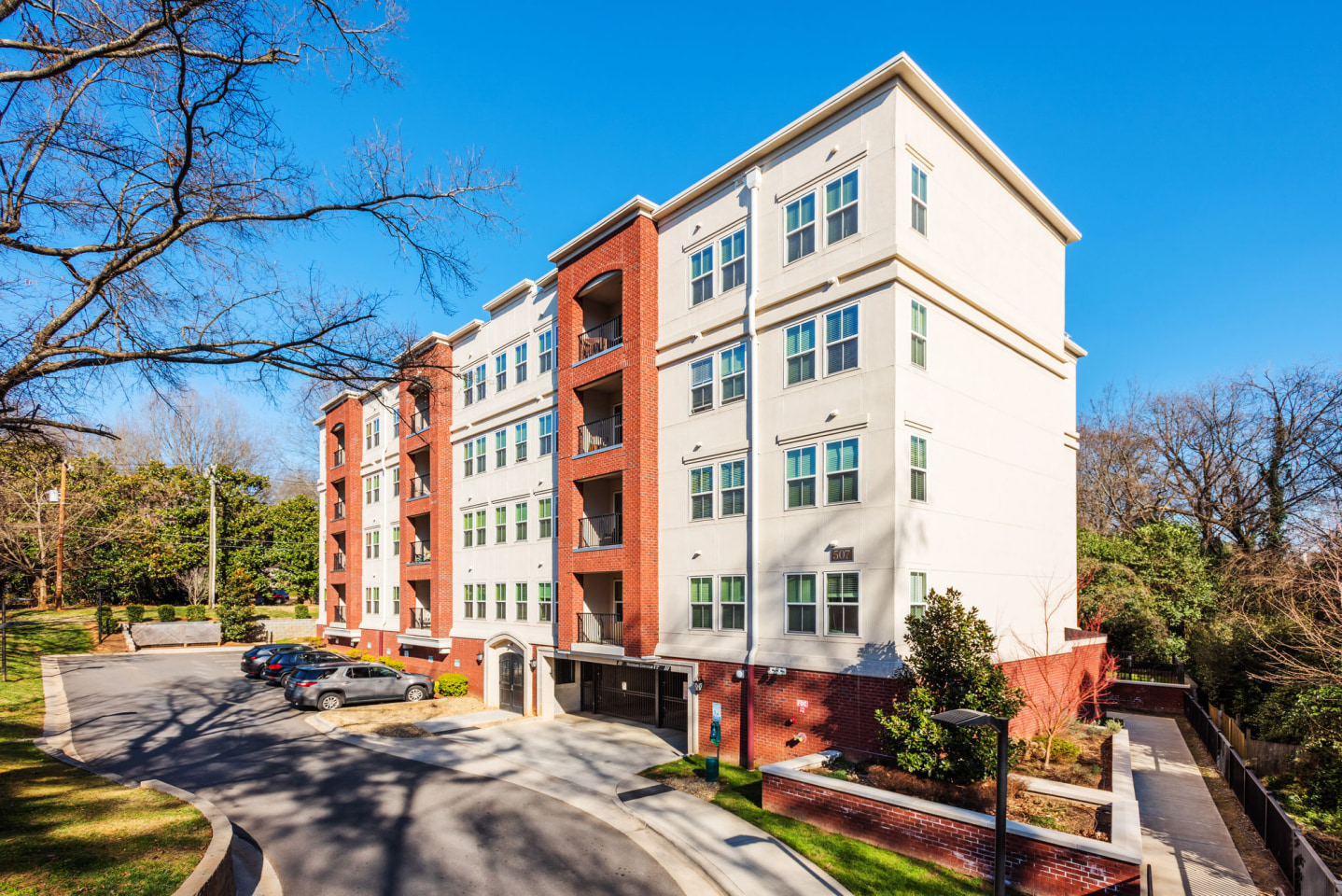 511 Queens Image 19