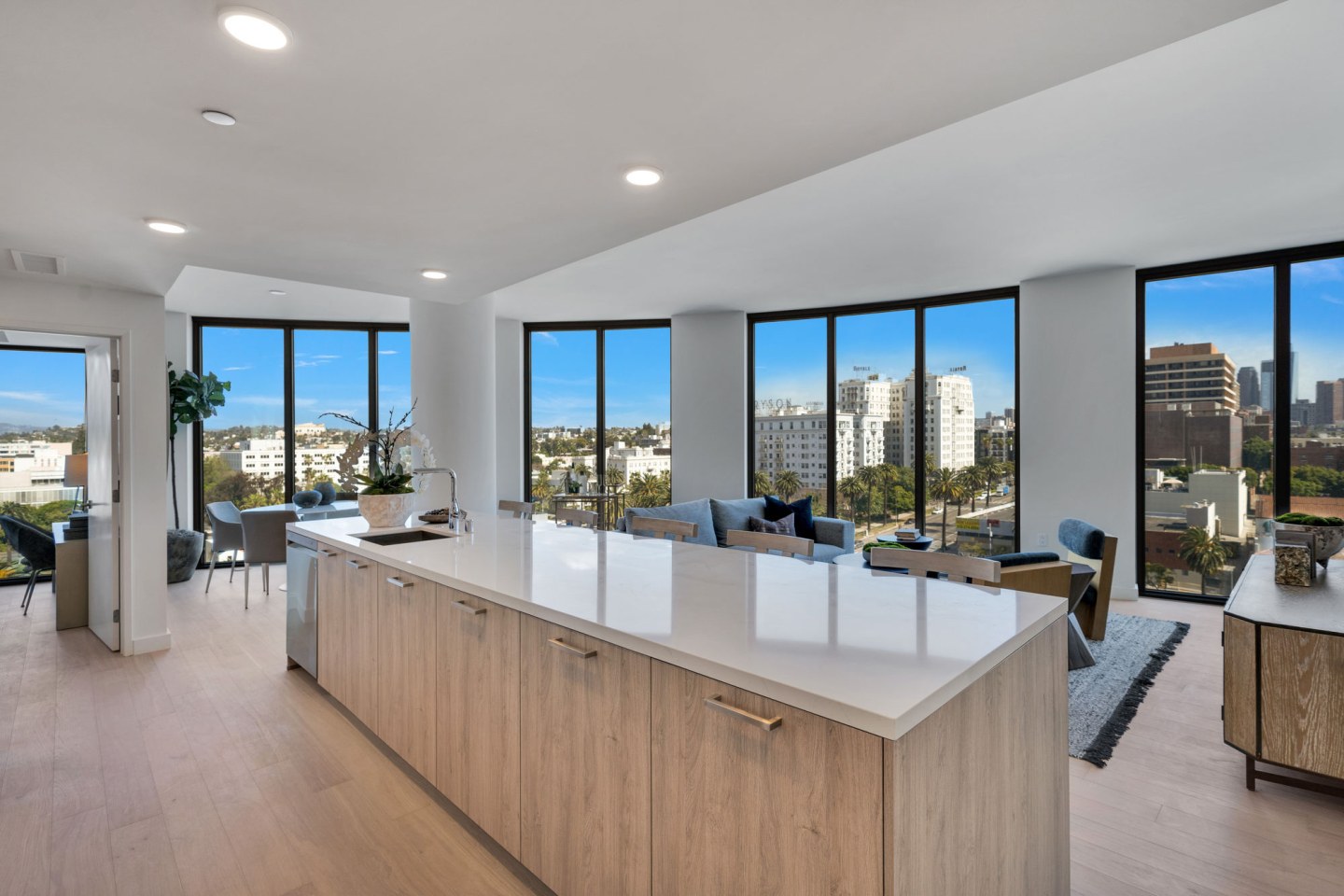 Kurve on Wilshire Image 1