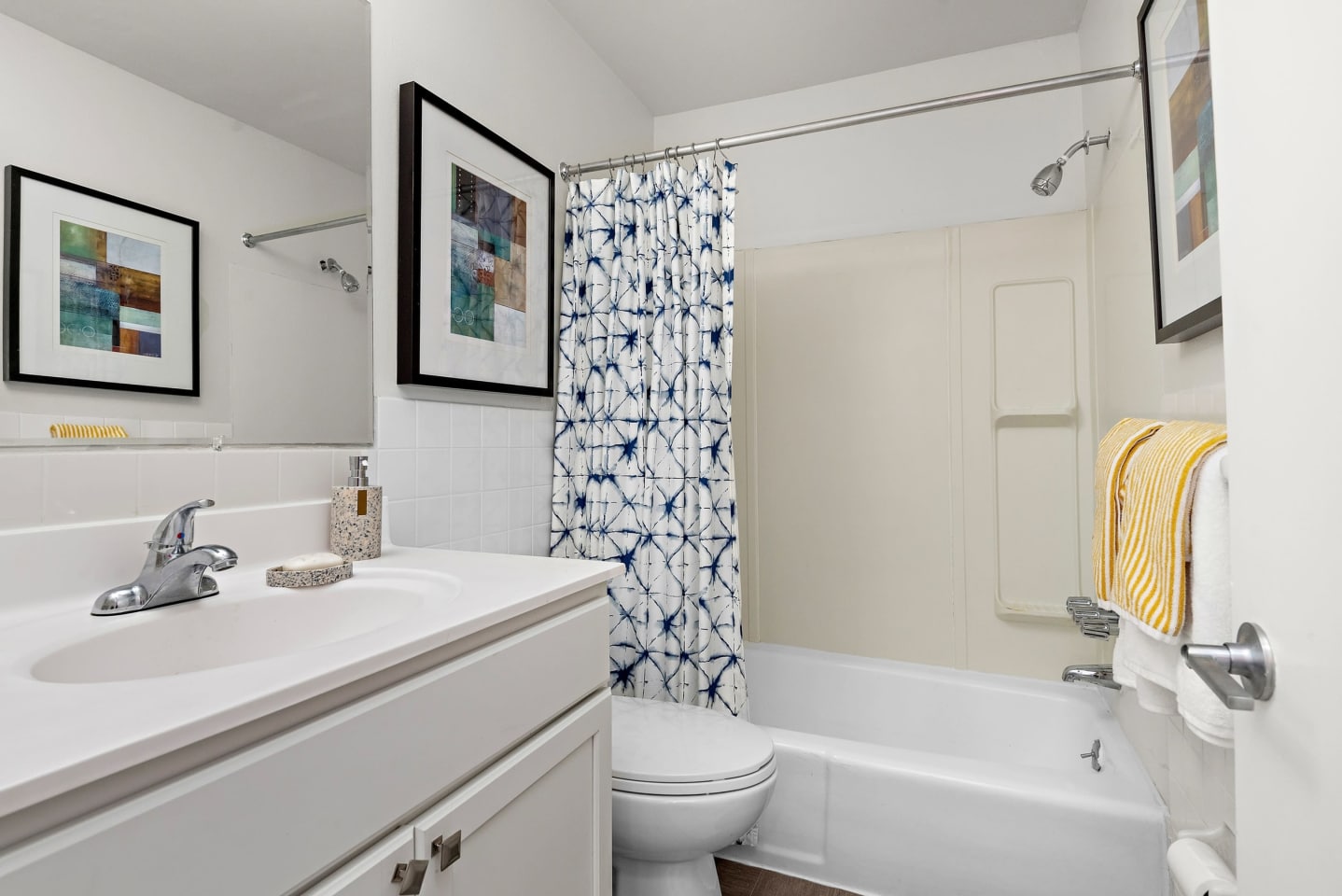 Concierge MN Apartments Image 32