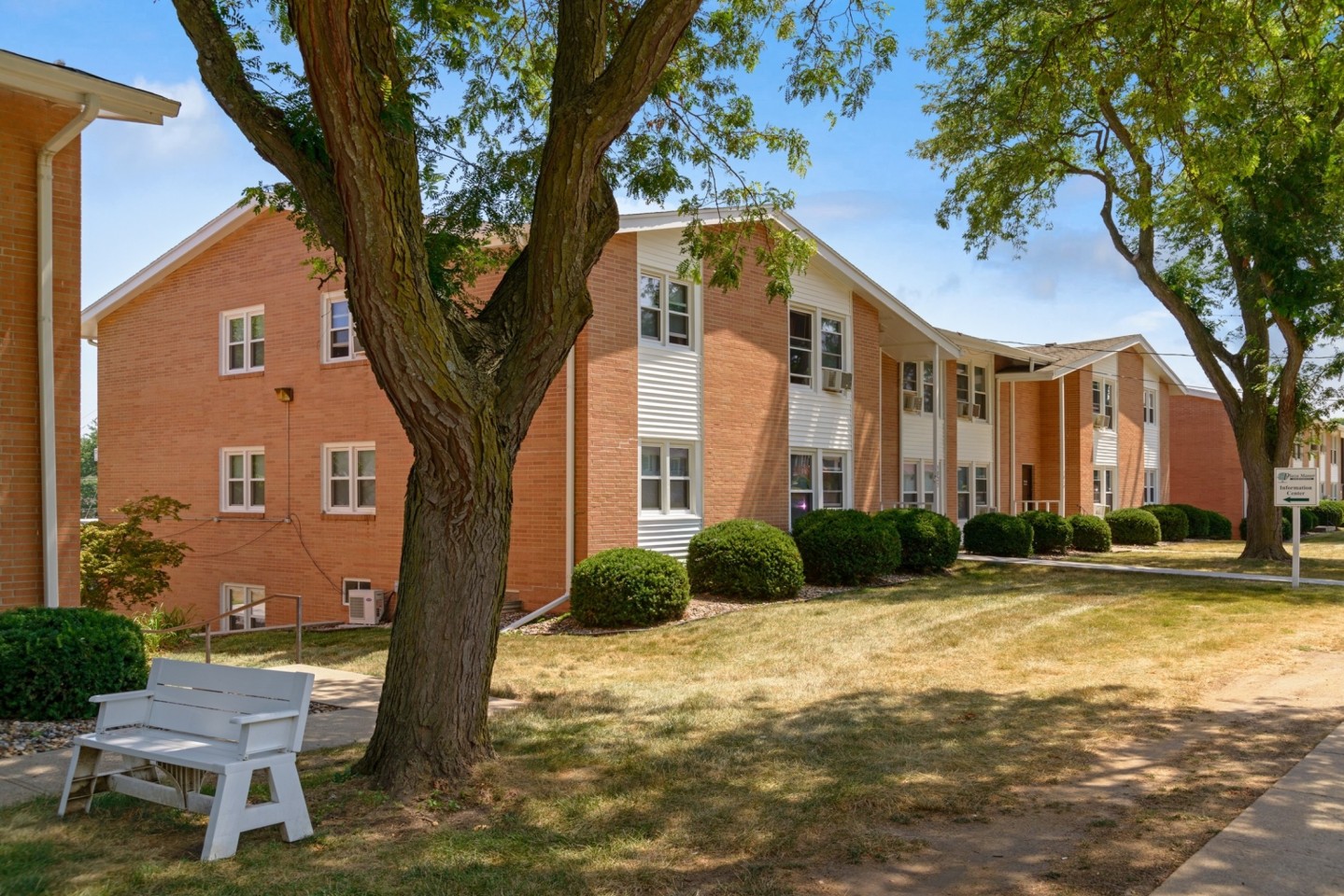 Plaza Manor Image 3