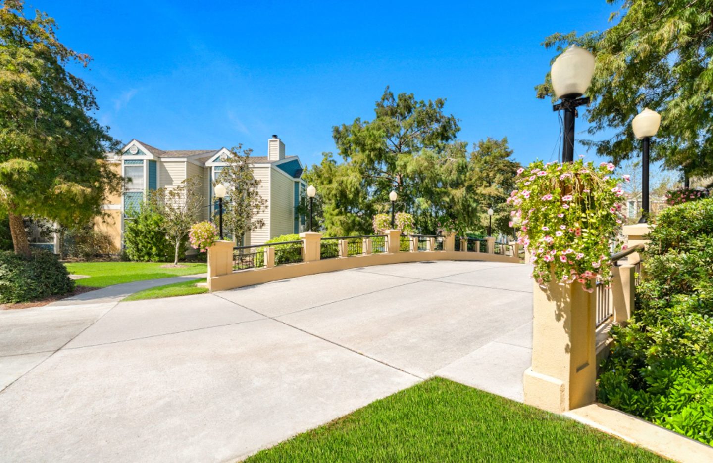 Lakes of Chateau Estates South Image 32