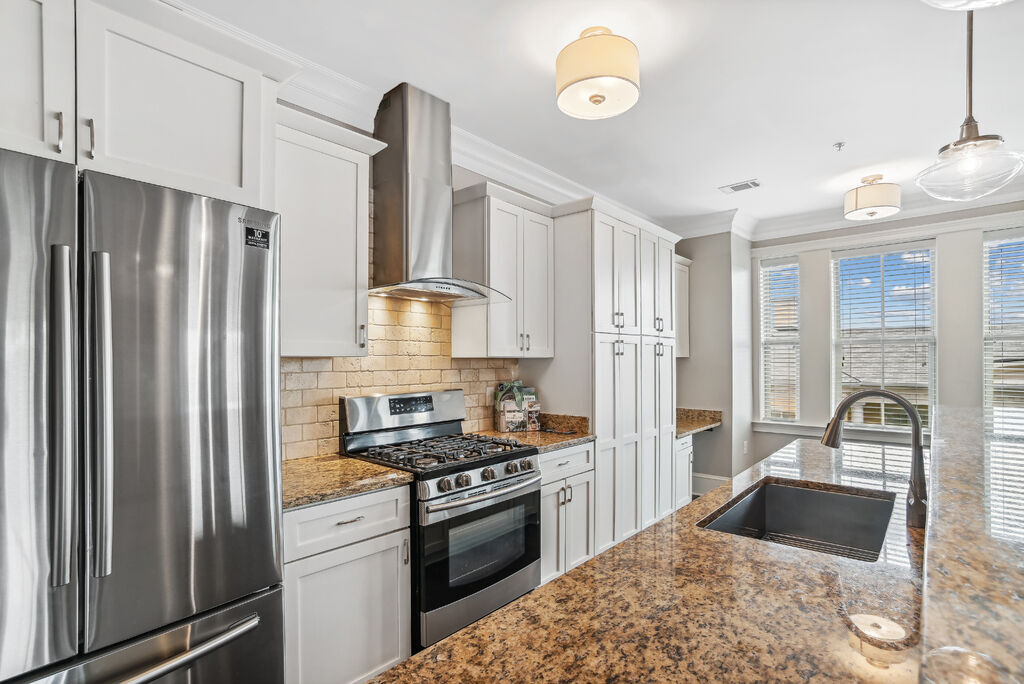 2100 Queens Image 1