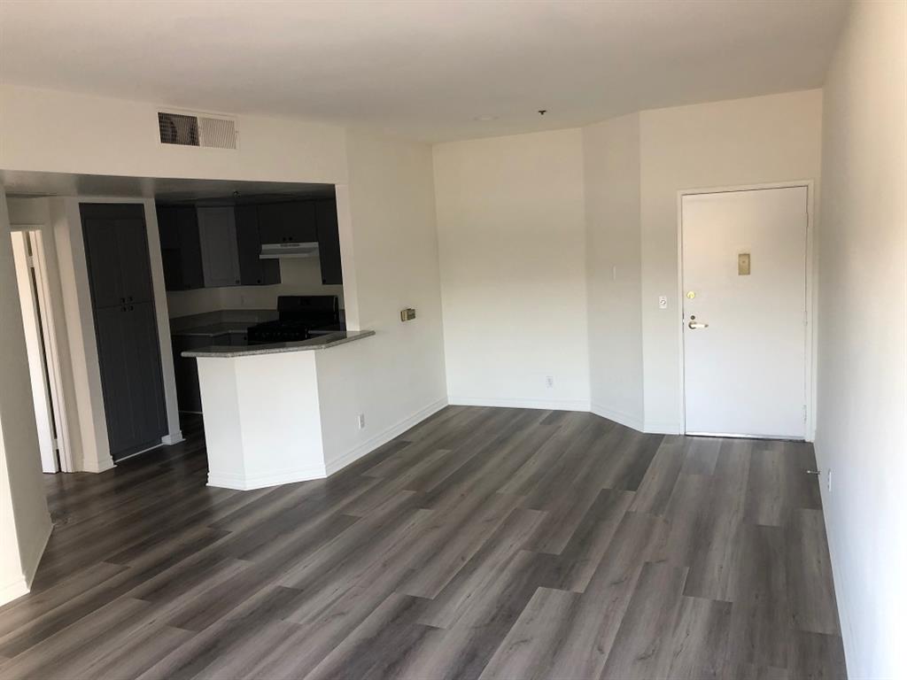 1200 N Mansfield Ave Image 15