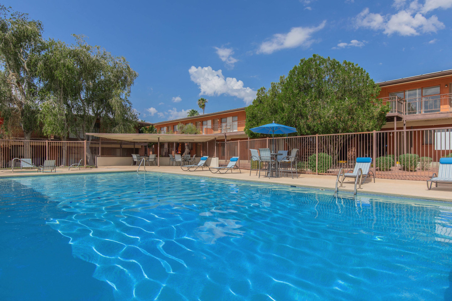 Country Club Apartments Image 17
