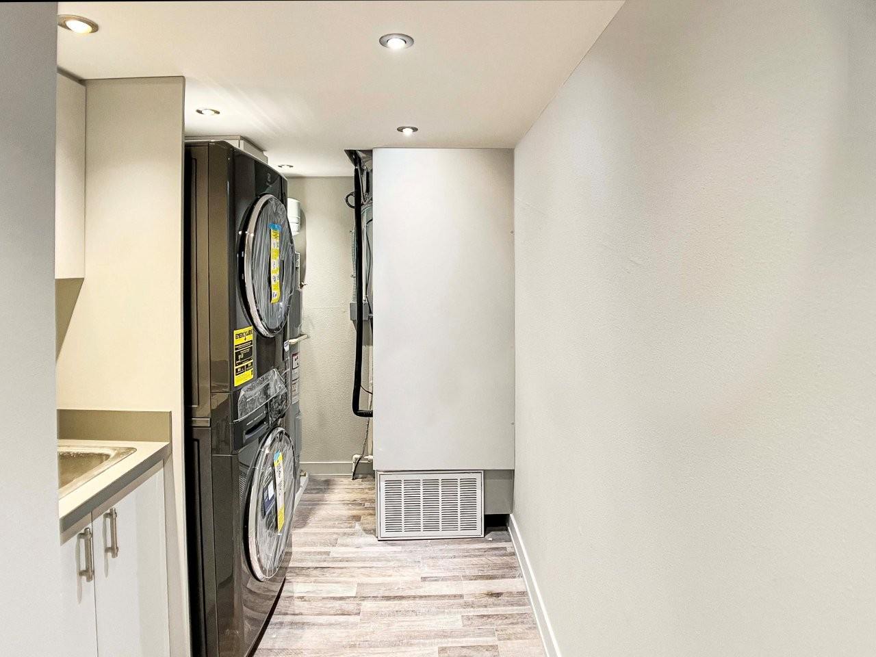 Lake Tower Apartments Image 20