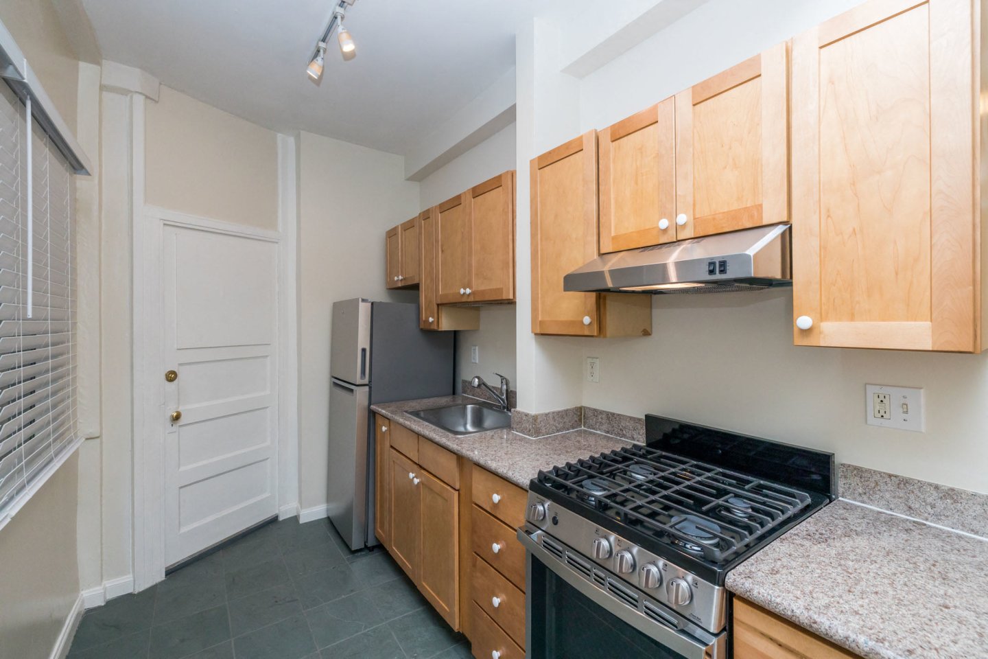 1060 PINE Apartments Image 10