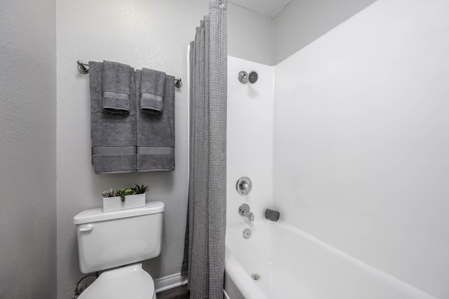 Axiom Tustin Image 34
