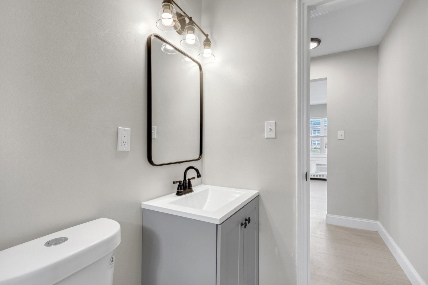 Laurel Court Apartments Image 16