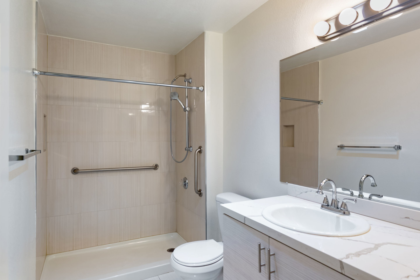 Hawthorne Manor Apartments Image 15
