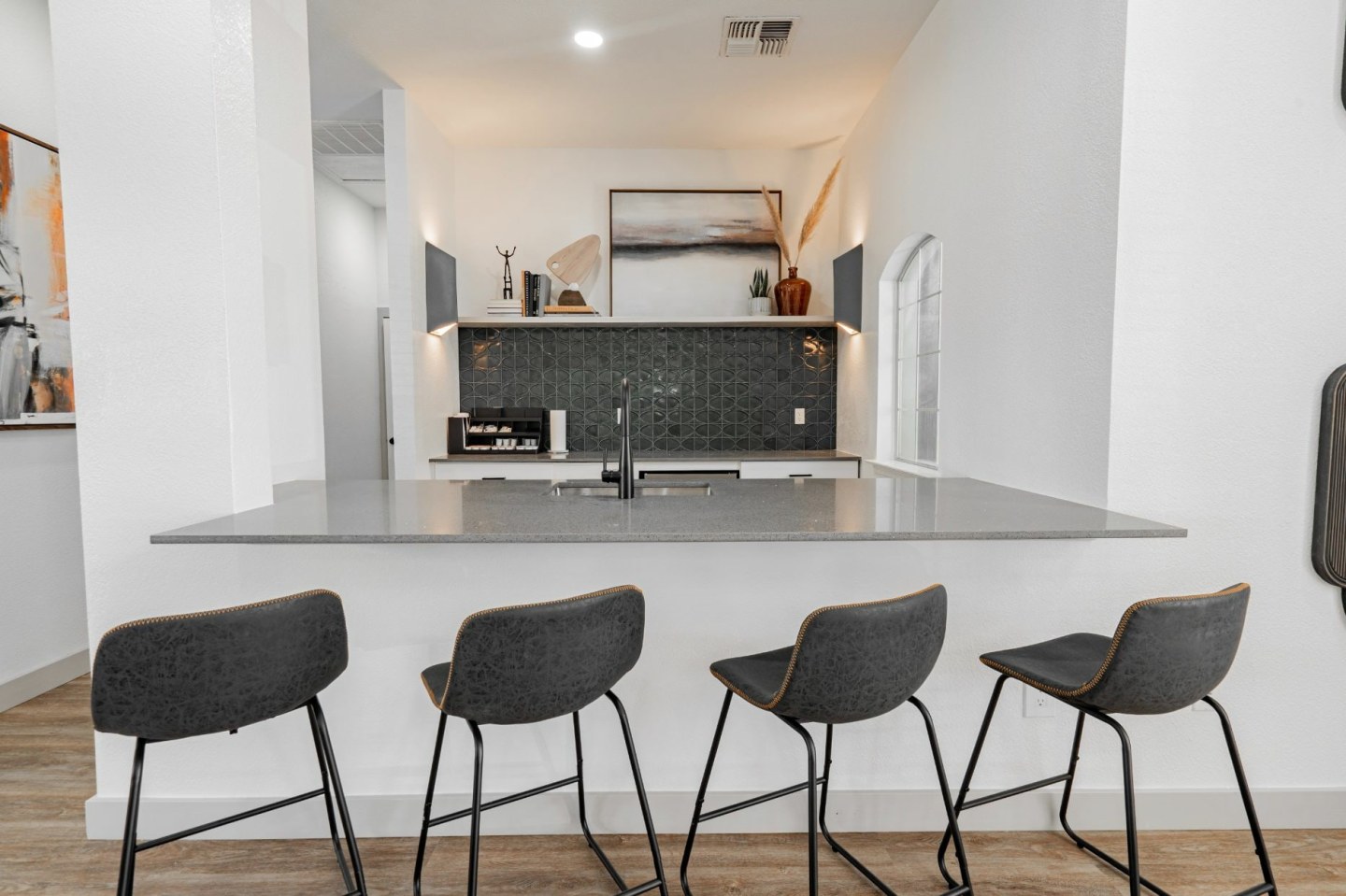 9th St Apartment Image 23
