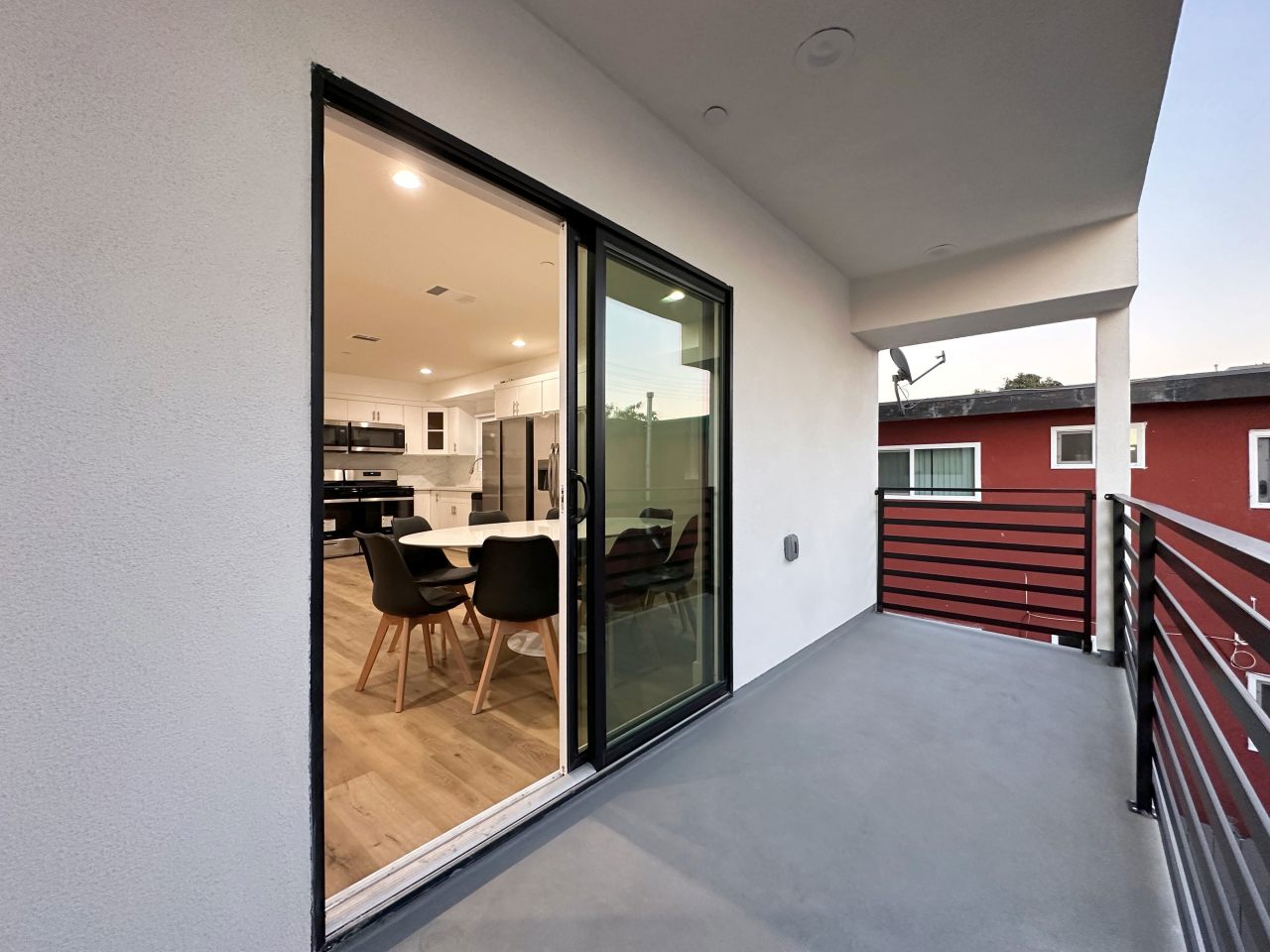 1529-1531 W 35th Pl - Co-Living Image 4