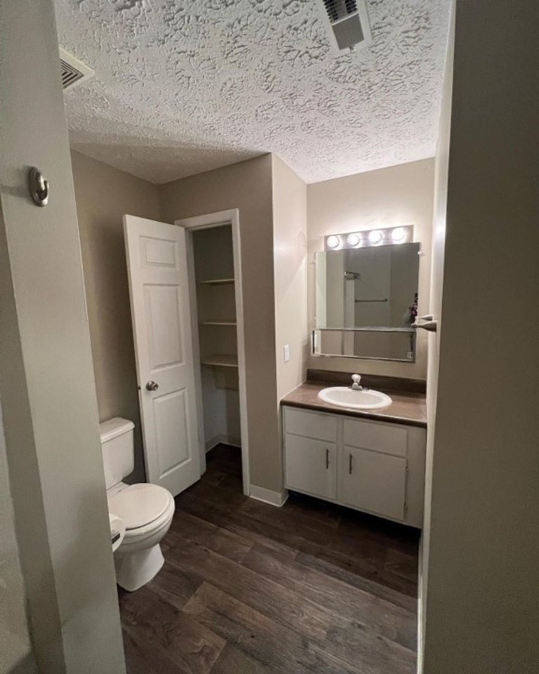 Cross Lakes Apartments Image 7