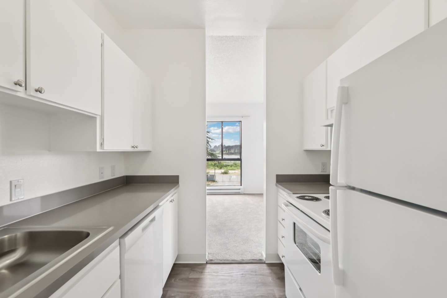 Lakewood Apartments at Lake Merced Image 9