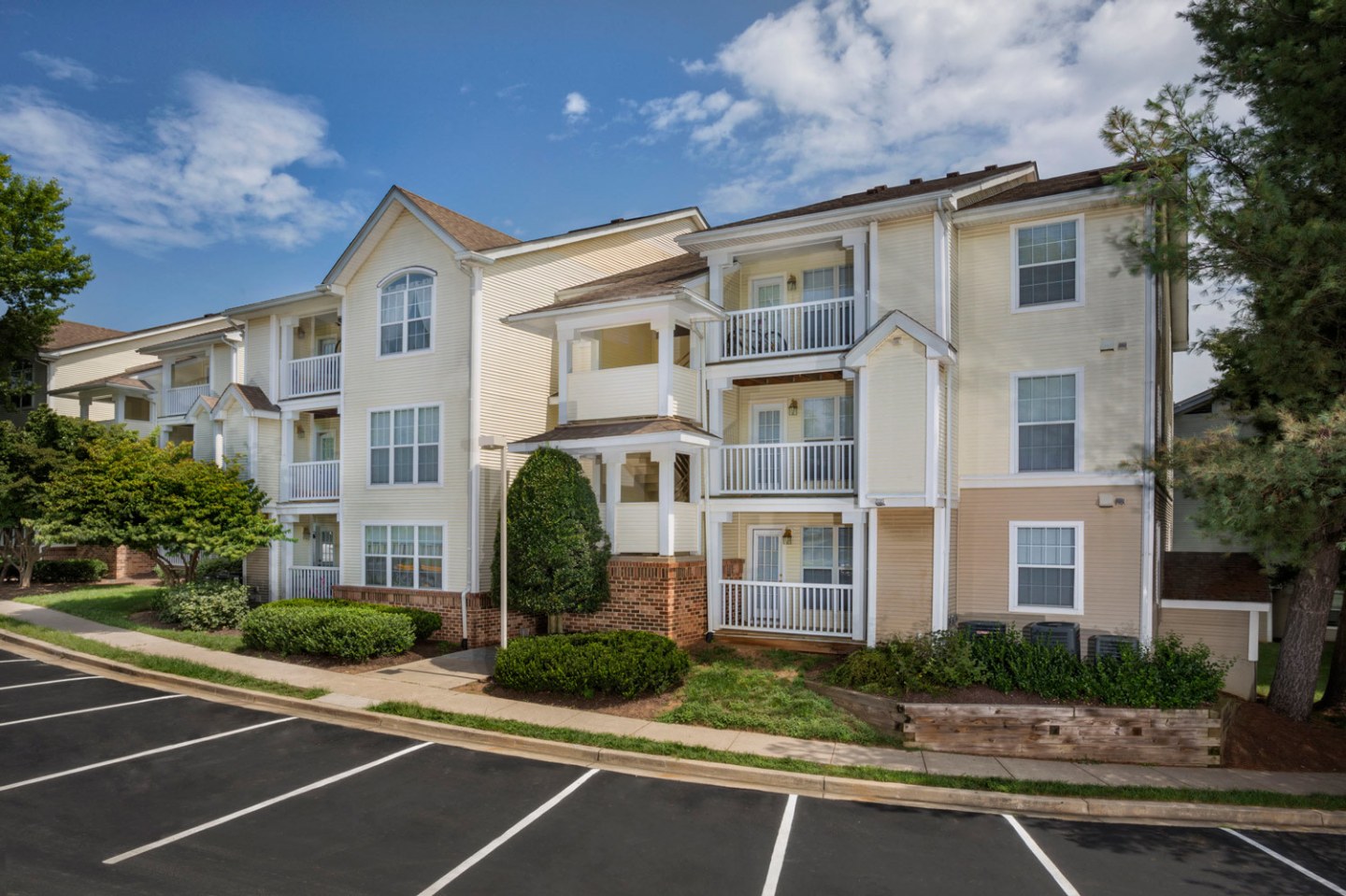 Seneca Club Apartments Image 1