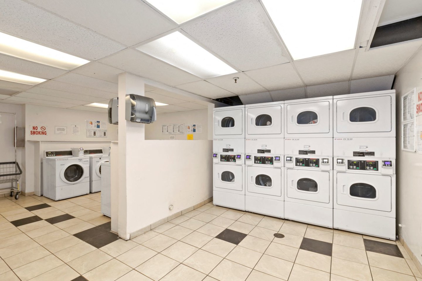Parkway Plaza Apartments Image 10
