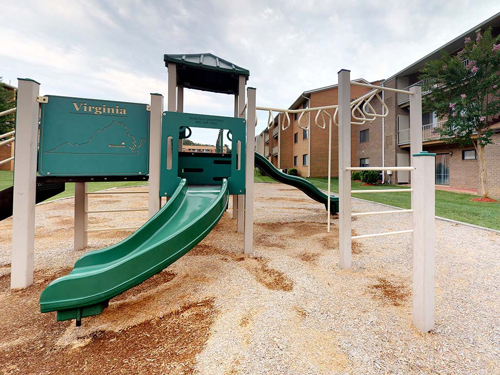 Gainsborough Court, Churchill Mews, and Copperfield Square Apartments & Townhomes Image 49