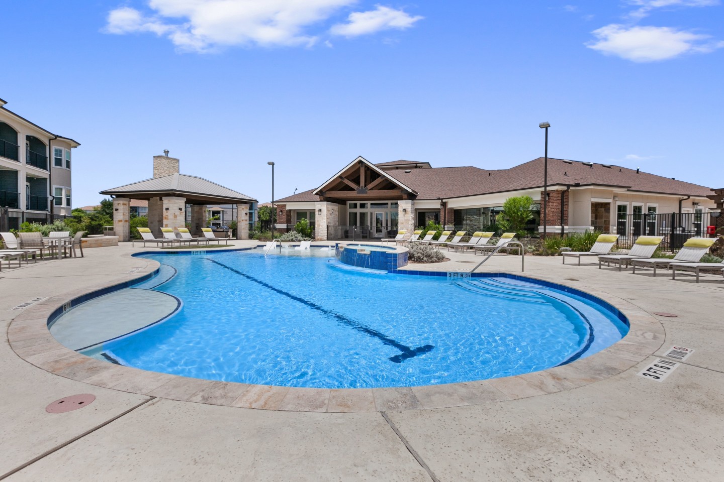 Sadler House Luxury Apartment Homes Image 40