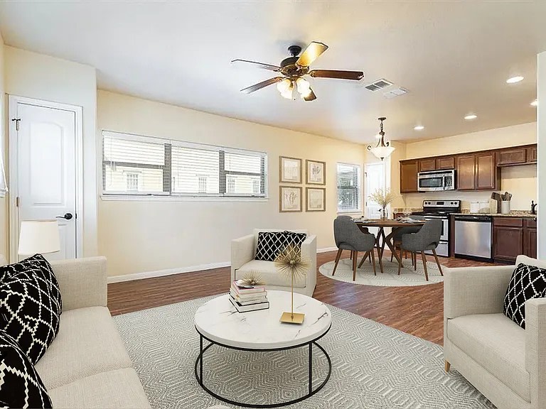 302 W San Antonio Image 2
