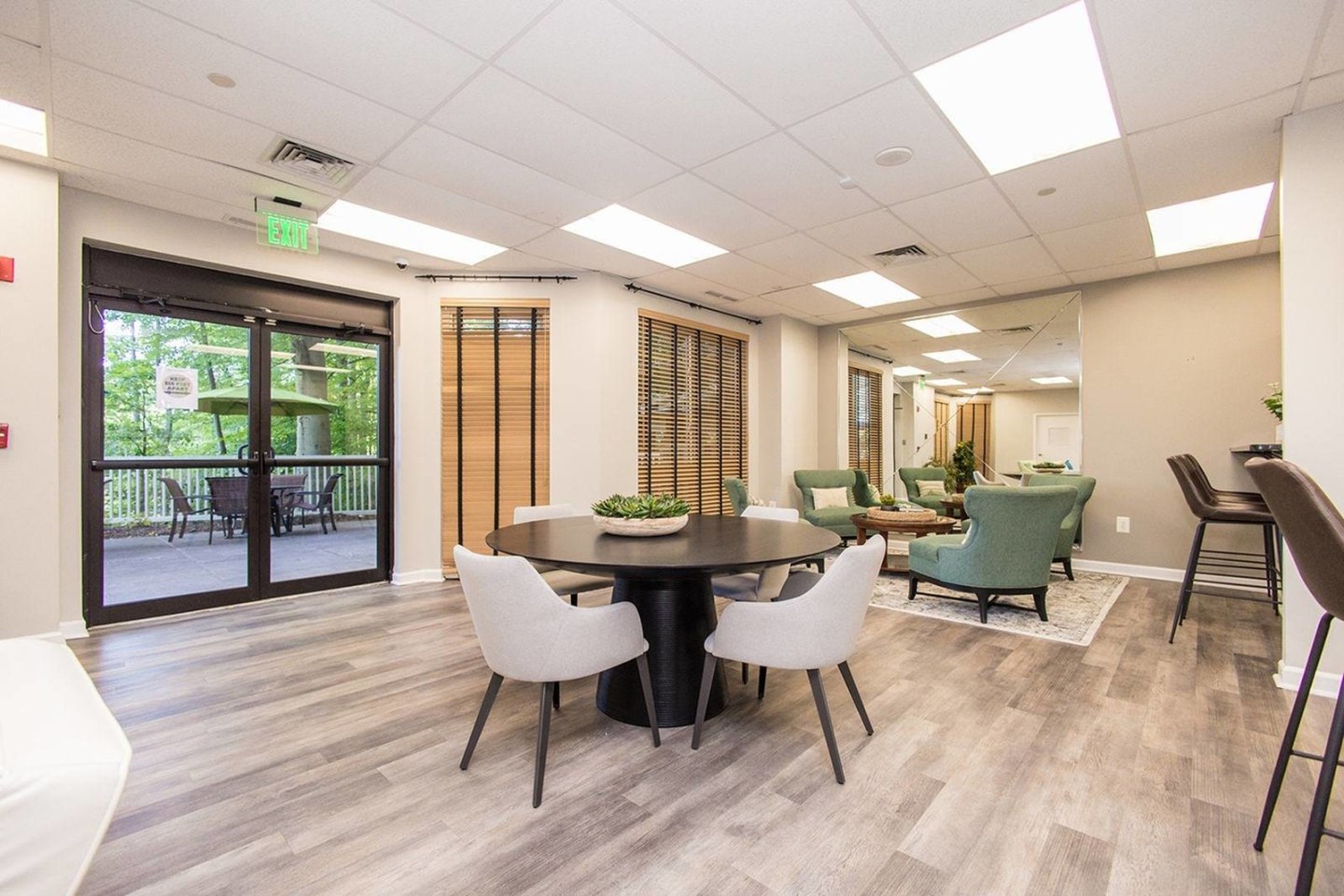 Lake Arbor Towers Image 12