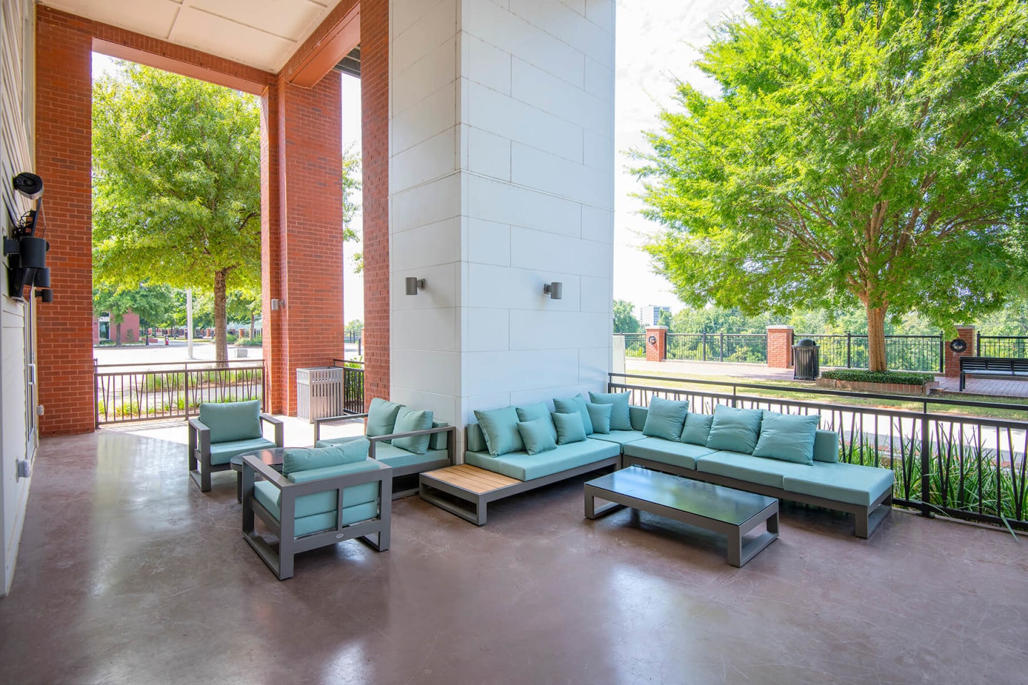 Sola Station Canalside Apartments Image 27