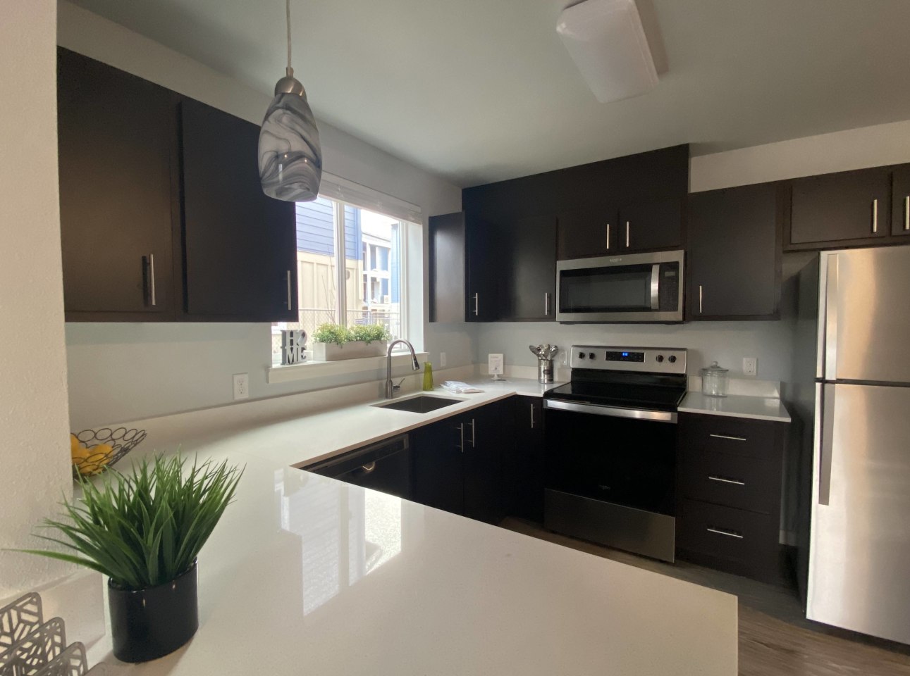 Queen Court Apartments Image 15