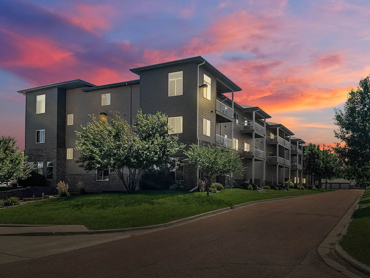 MacArthur Square Apartments Image 2