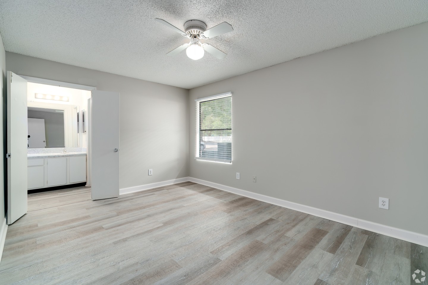 Village Lakes Apartments Image 5
