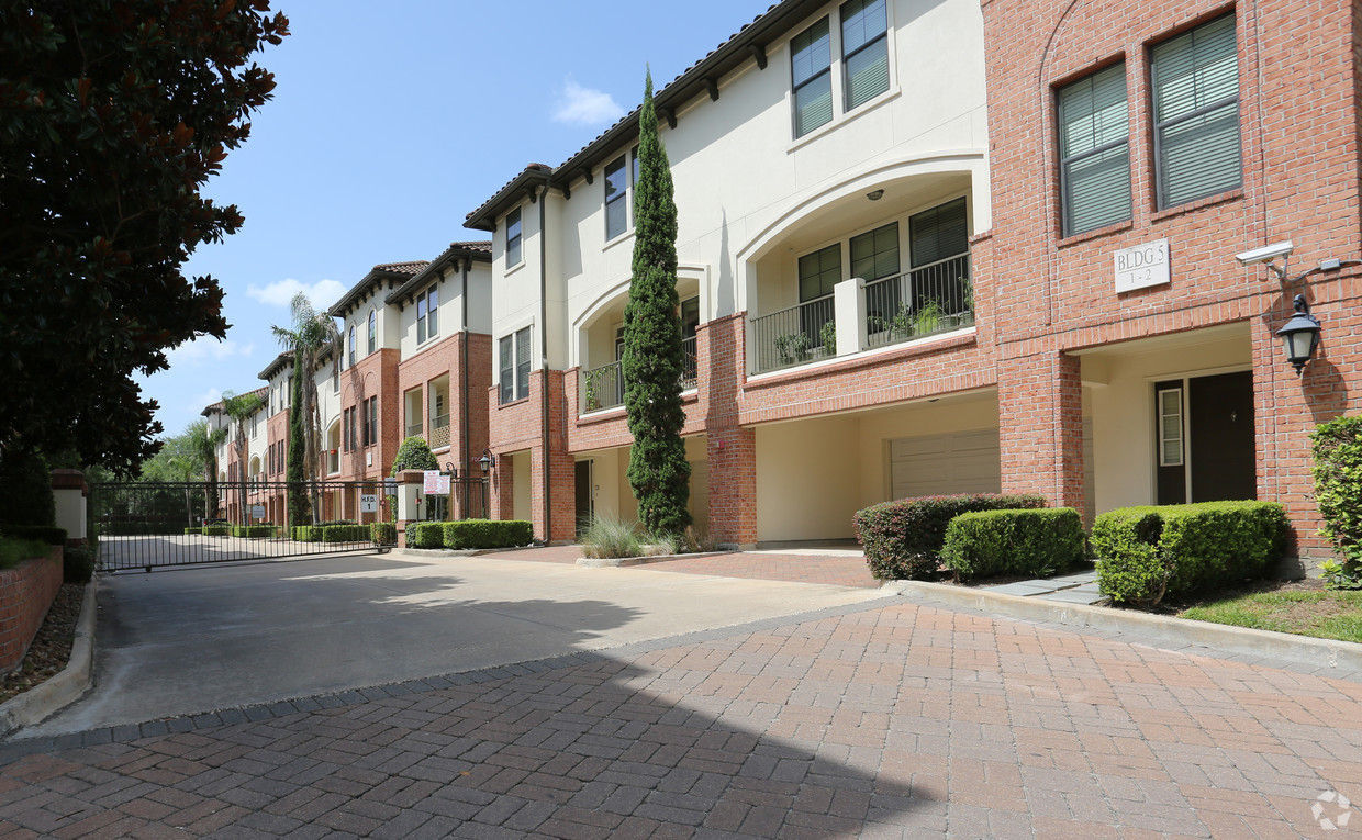 Braeswood Place Image 8