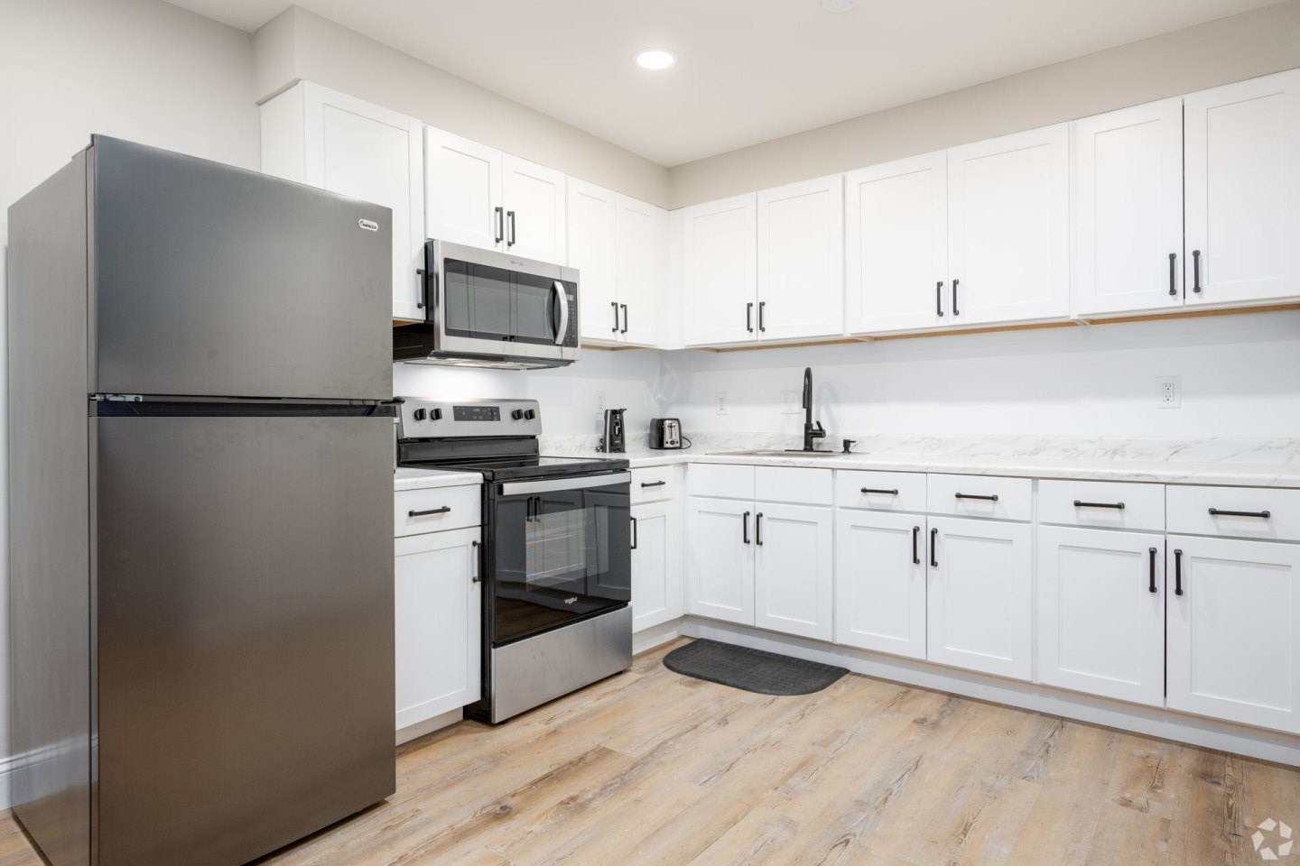 Charleston Apartments Image 3