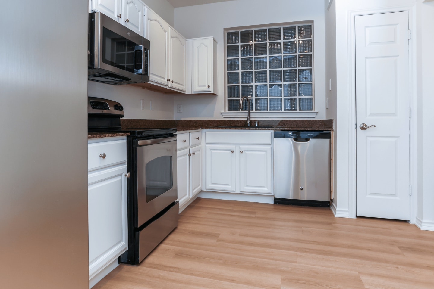 St. Moritz Apartments Image 20