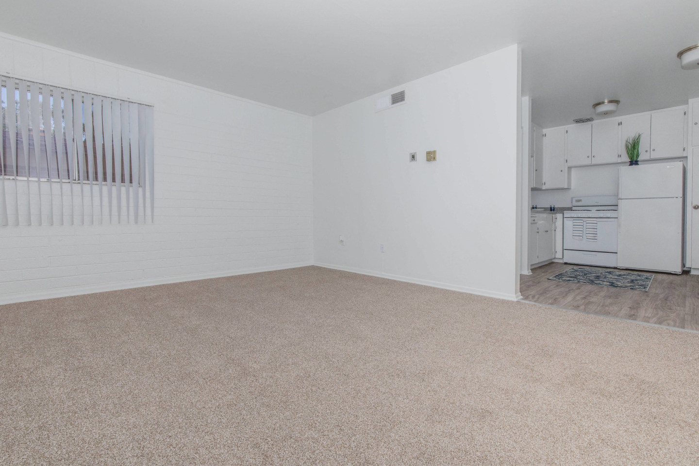 Country Club Apartments Image 6