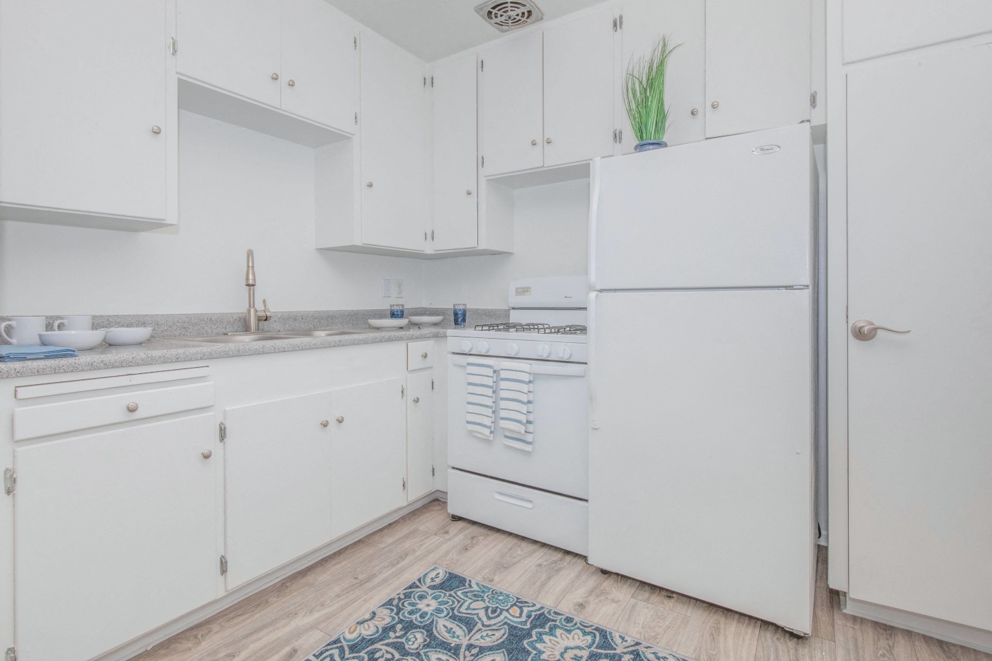 Country Club Apartments Image 3