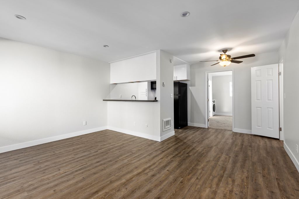 Topanga Canyon Apartments Image 11