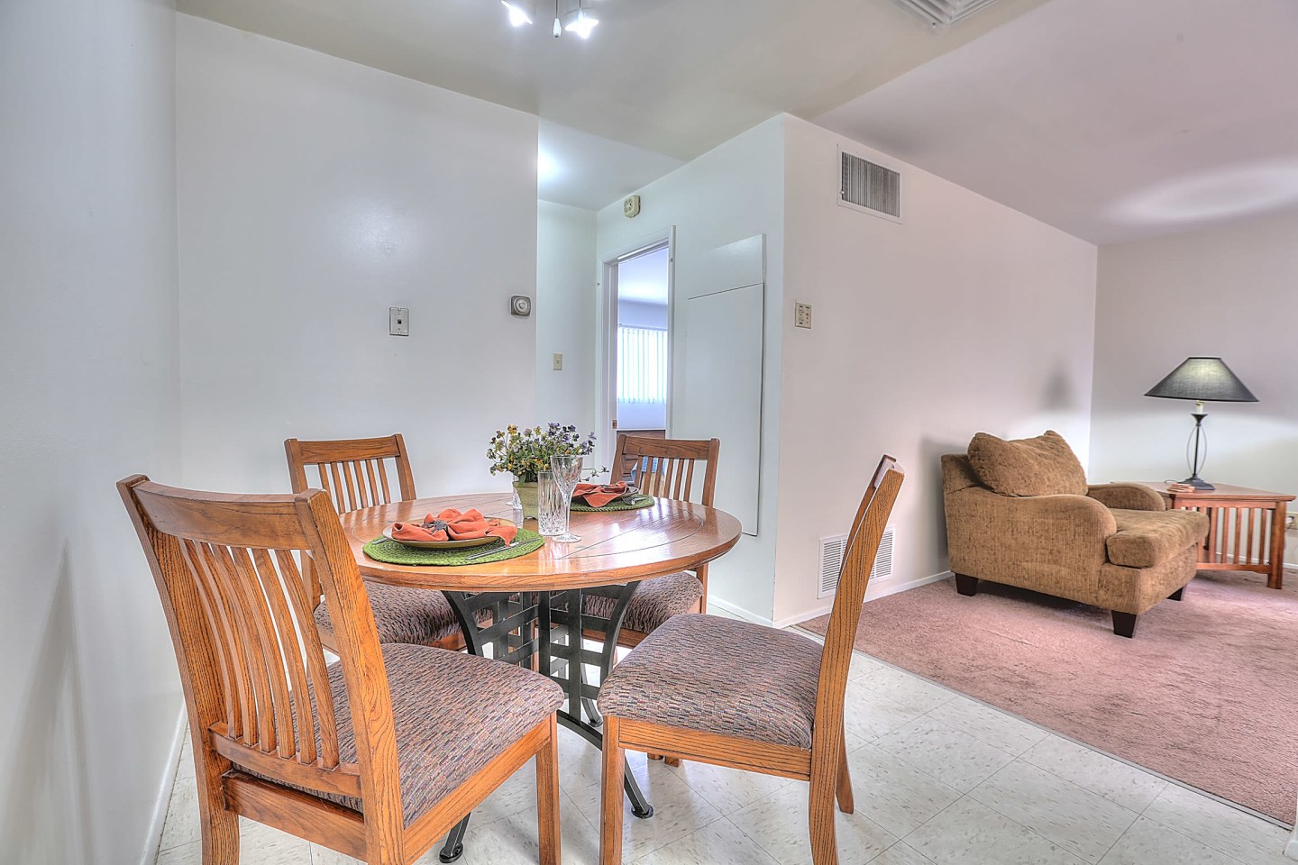 Graceland Plaza Apartments Image 6