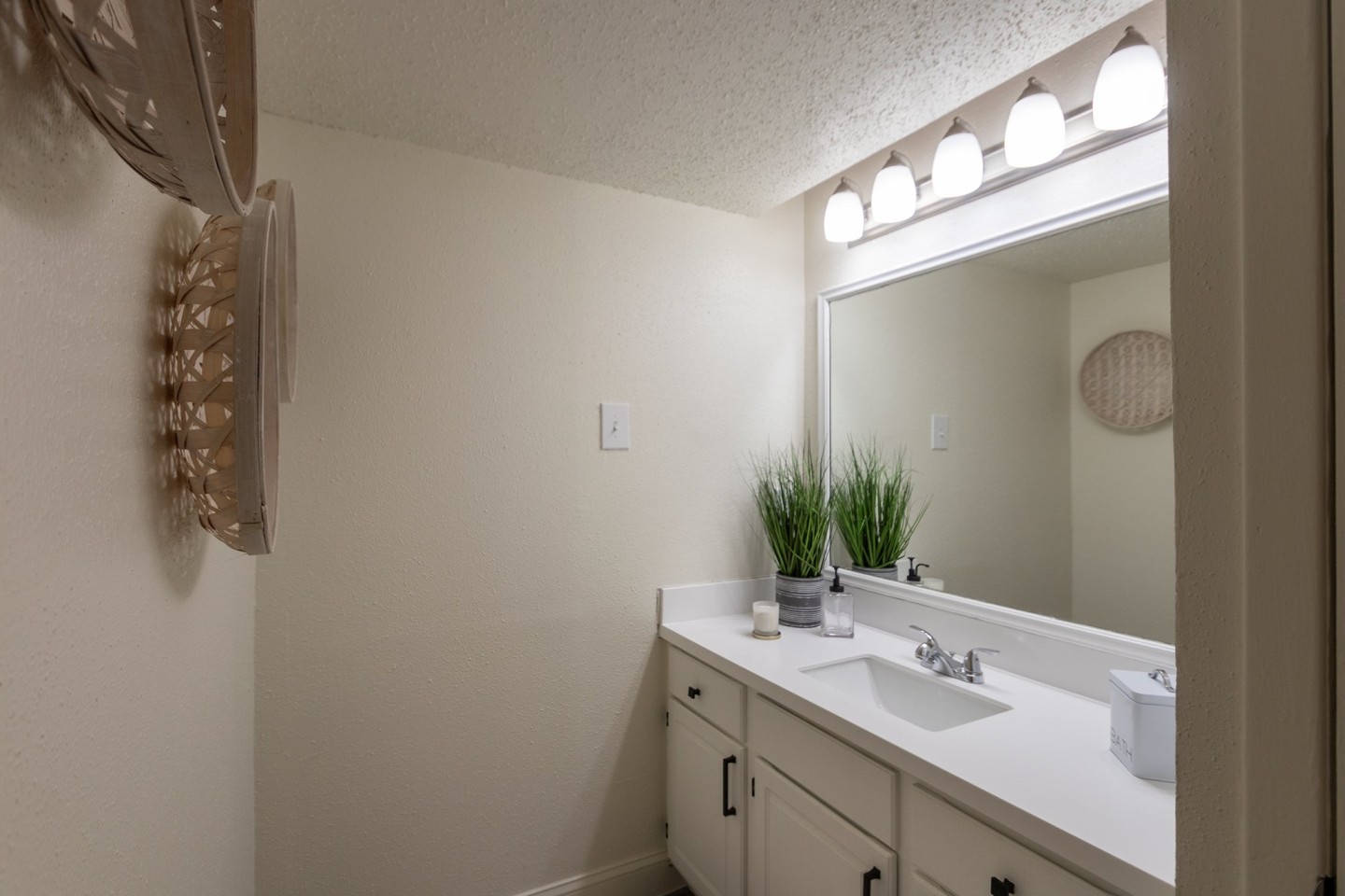 Cambridge Court Apartments Image 18