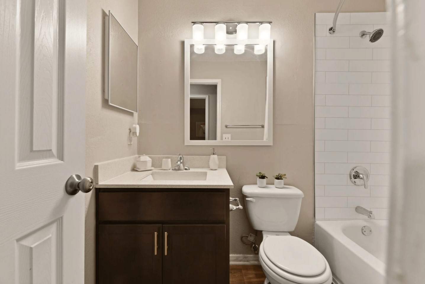 300 Riverside Apartment Homes Image 14