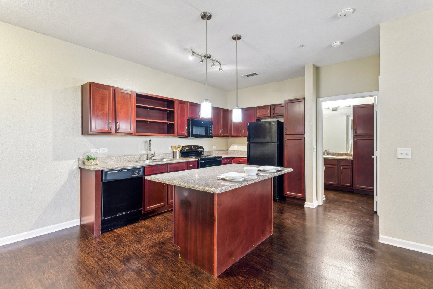 Overlook at Stone Oak Park Apartments Image 13