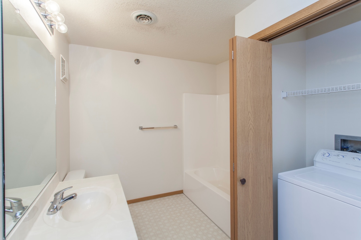 Platinum Valley Apartments Image 34