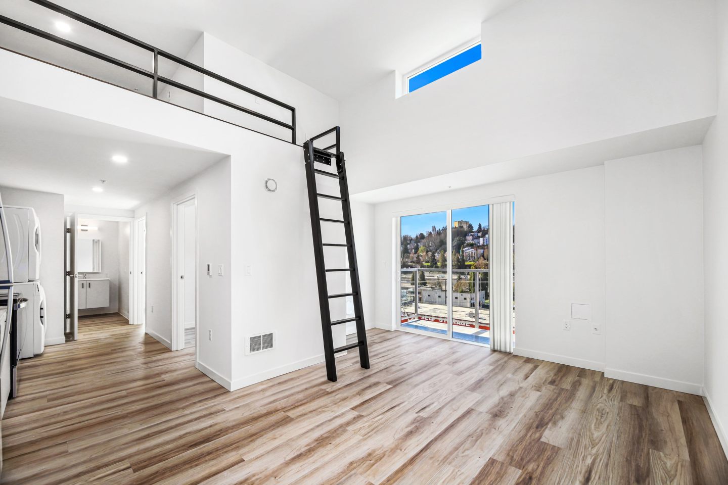 900 Rainier Image 16