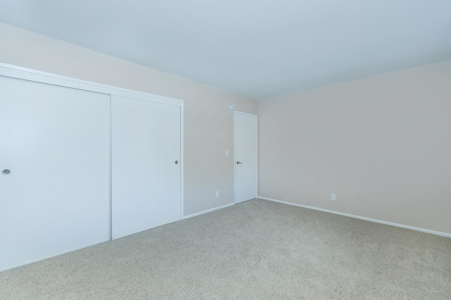 Hampshire Square Image 16