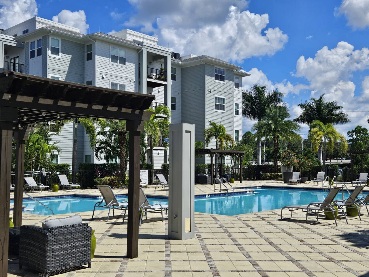Lola Apartments Image 2